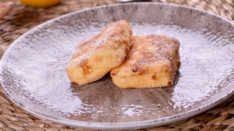 Leche frita tradicional con azúcar y canela