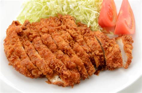 Plato de Gyukatsu con col rallada y salsa