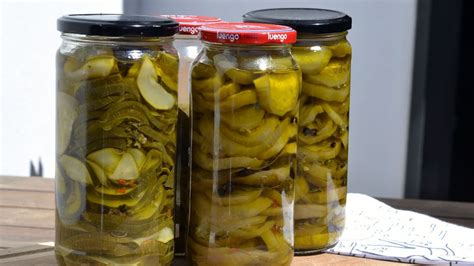 Frascos de berenjenas en escabeche listos para guardar