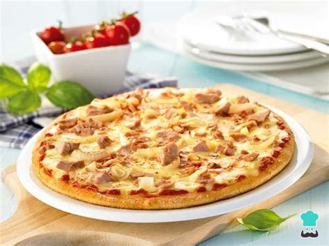 Pizza de atún con tomate y cebolla