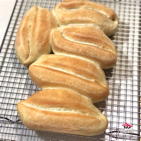 Pan de agua dominicano recién horneado