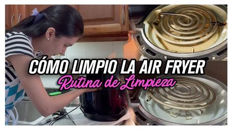 Detalle de la resistencia de una freidora de aire con restos de grasa