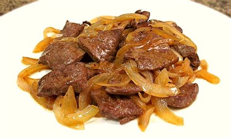 Plato de hígado encebollado con cebolla caramelizada