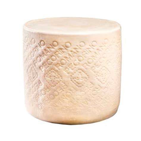 Rueda de queso Pecorino Romano cortada a la mitad
