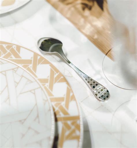 Detalle del diseño Novecento en una cuchara de postre