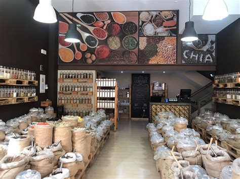 Interior de la tienda 'Baharat' en Ceuta mostrando las especias y legumbres a granel