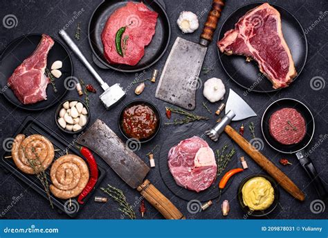 Variedad de kebabs con diferentes tipos de carne