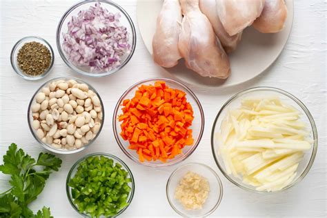 Infografía con los ingredientes clave de la sopa de maní