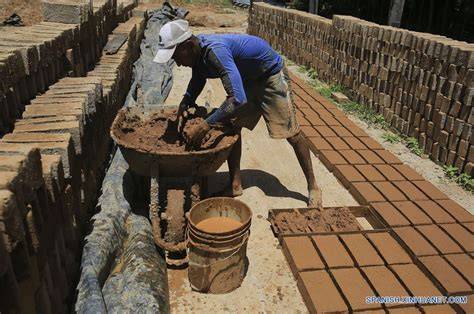 Proceso de fabricación artesanal de ladrillos de barro