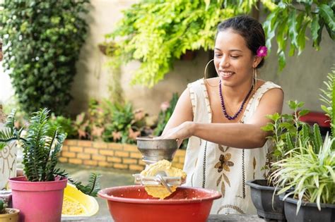 Mujer moliendo maíz para hacer masa de tortillas