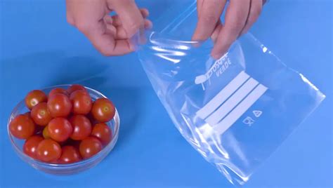 Bolsa de congelación con almejas crudas bien sellada