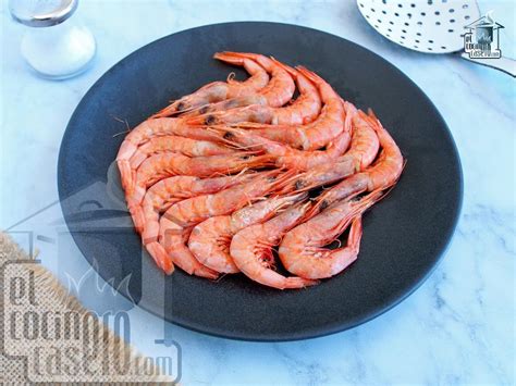 Comparativa visual de gambas crudas y cocidas