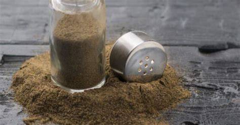 Vaso con pimienta y un papel con deseos