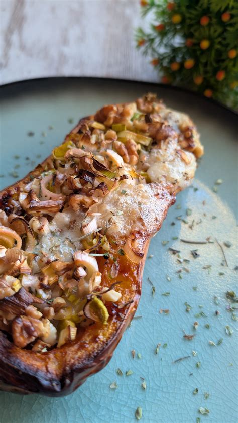 Cuñas de calabaza asada con una cobertura crujiente y una salsa cremosa