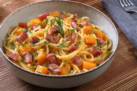 Plato de espaguetis a la carbonara con calabaza asada y jamón crujiente