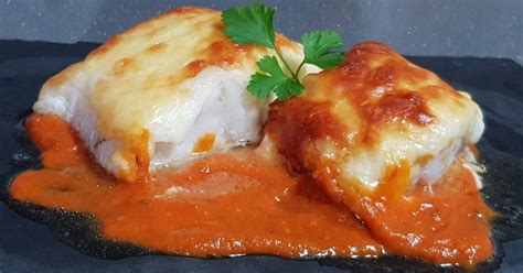 Bacalao al horno servido con salsa de tomate casera