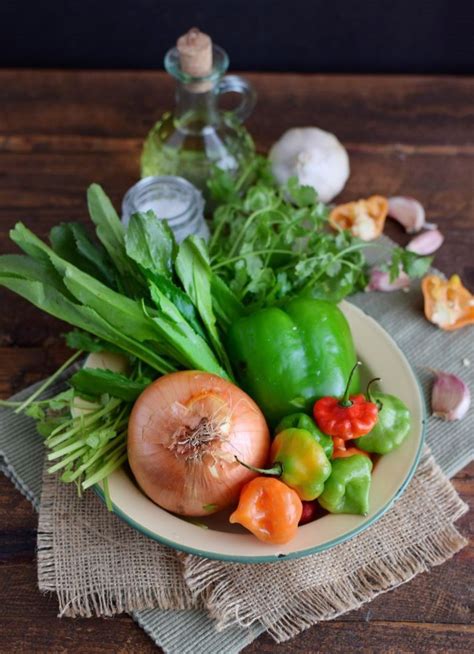 Ingredientes frescos para el sofrito de tomate