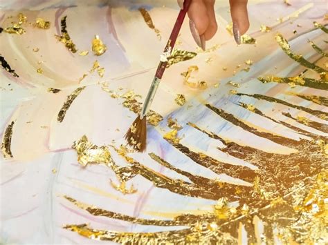 Aplicación de pan de oro con pincel