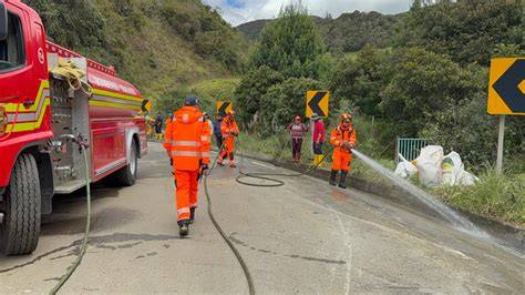 Bomberos controlando un derrame de combustible y leche