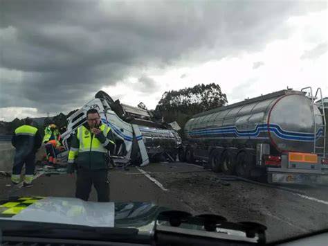 Operaciones de rescate en un accidente de camión cisterna