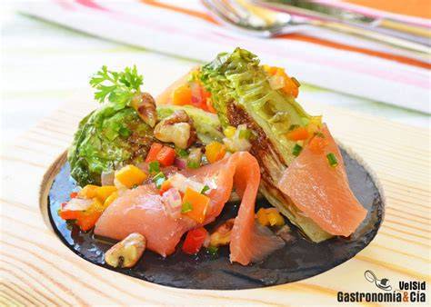 Cogollos a la plancha con salmón y vinagreta