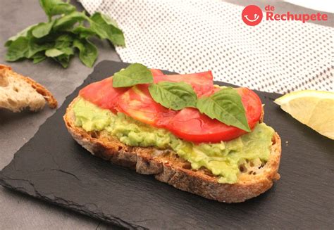 Tostadas de aguacate con tomate y garbanzos