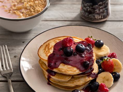 Pancakes veganos con arándanos y frutas frescas