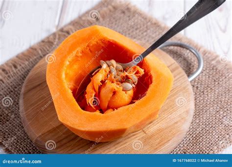 Calabaza cortada en rodajas en una sartén