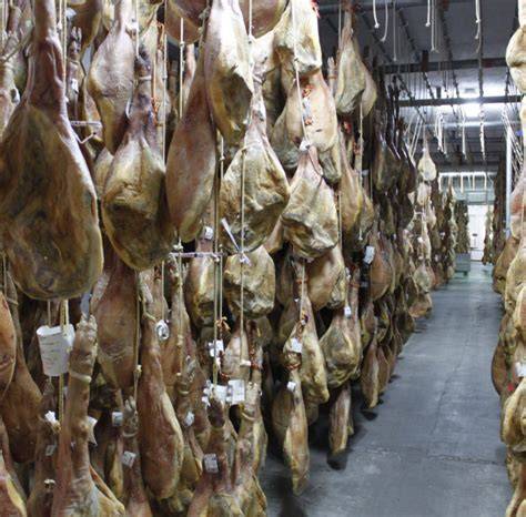 Jamones de la Alpujarra en un secadero tradicional