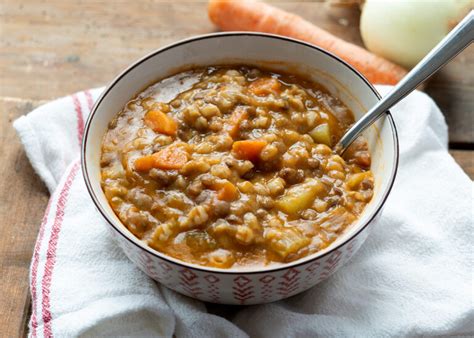 Sopa de lentejas y espelta en un bol de cerámica