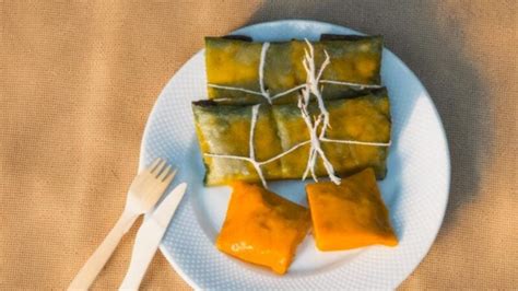 Proceso de envolver pasteles en hoja con hojas de plátano y papel pergamino