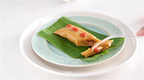 Pasteles en hoja servidos con ensalada y salsa