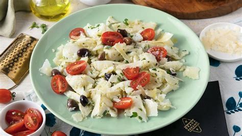 Ingredientes frescos para la ensalada de bacalao