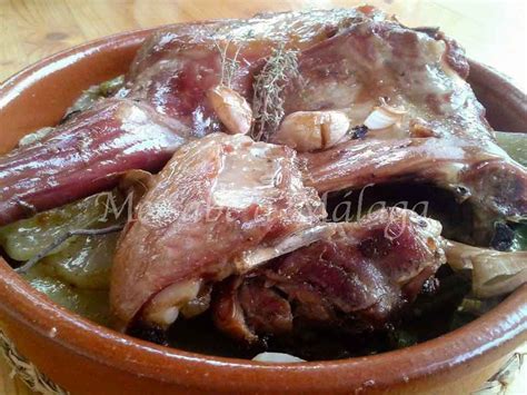 Chivo asado malagueño servido en fuente de barro