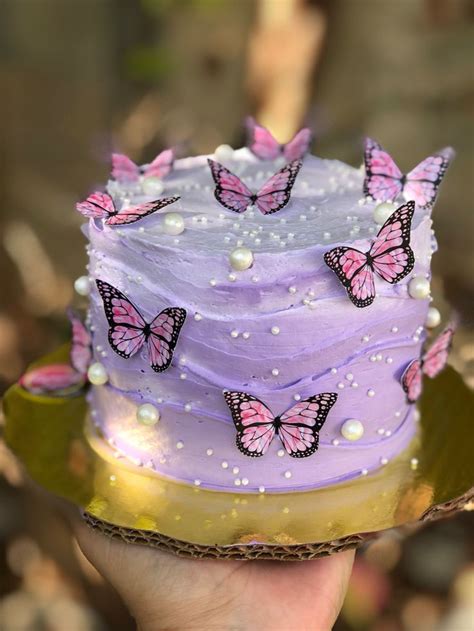 Pastel decorado con mariposas de frutas