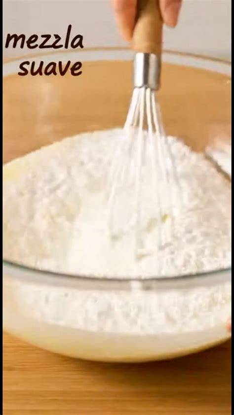 Mezclando ingredientes con movimientos envolventes