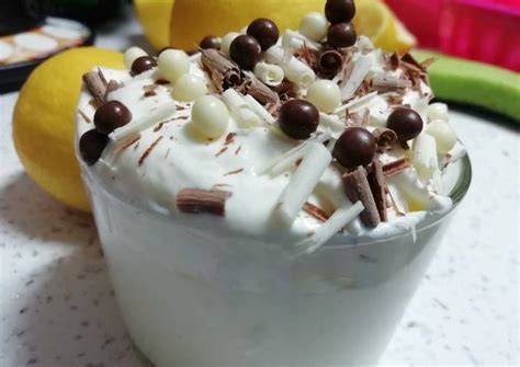 Mousse de chocolate decorada con nata y virutas