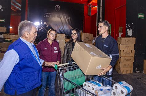 Distribución de alimentos y productos de primera necesidad por Cruz Roja