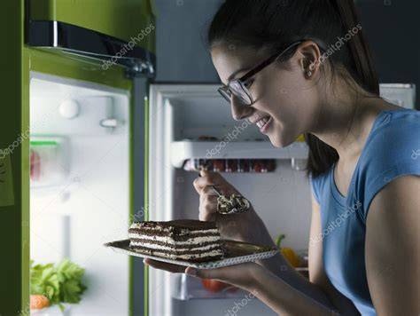 Persona rebozando un alimento en la cocina