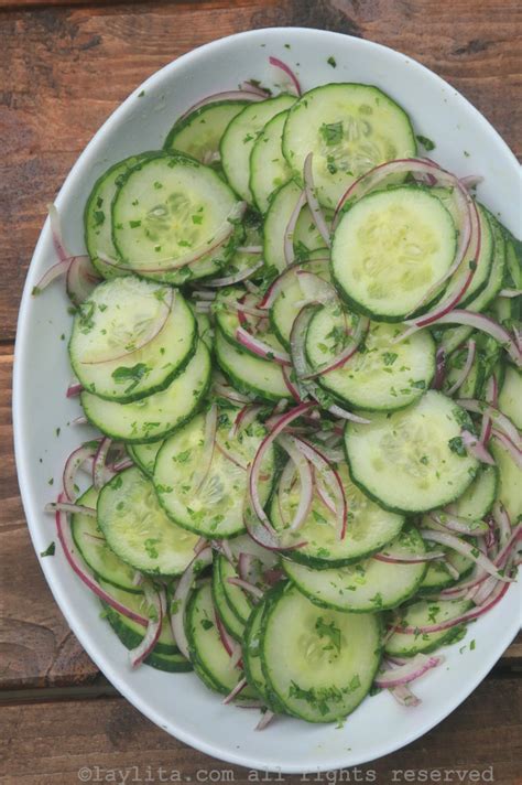 Ensalada de pepino y cilantro con ingredientes frescos