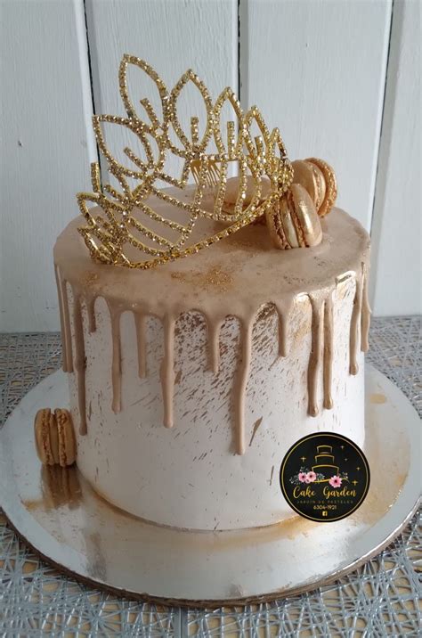Pastel decorado con spray brillo dorado
