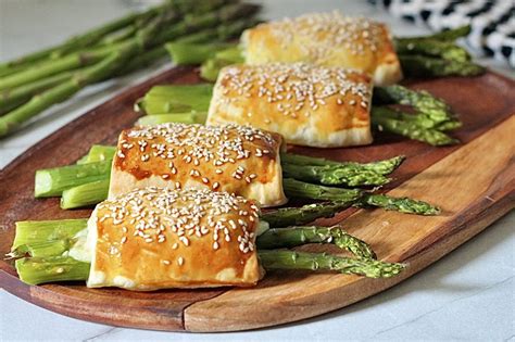 Preparación del hojaldre con espárragos y queso