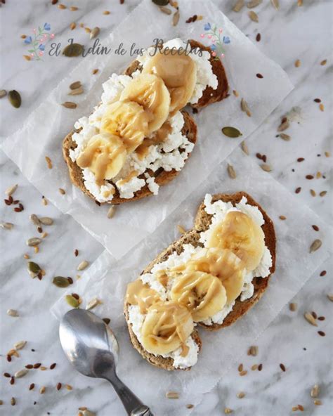 Tostadas de boniato con requesón y crema de cacahuete