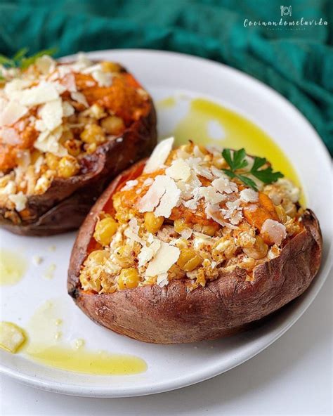 Boniatos rellenos con garbanzos y salsa de cacahuete