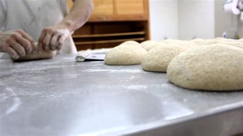 Proceso de horneado de pan artesanal tradicional