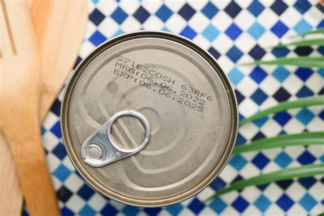 Impresión de fecha de caducidad en una lata de Coca-Cola