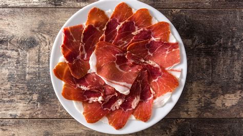 Corte de jamón serrano mostrando el color de la carne y la grasa