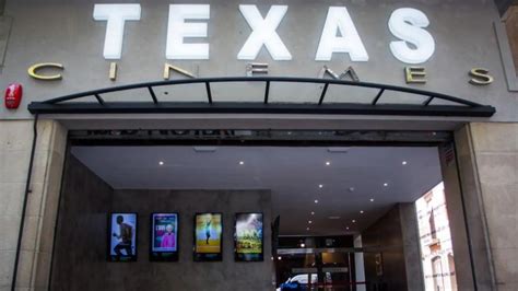 Fachada de Espai Texas con su nombre iluminado