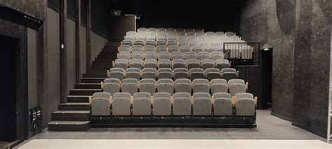 Interior de una sala de cine moderna en Espai Texas