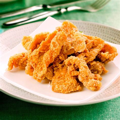 Primer plano de la piel crujiente de un pollo asado